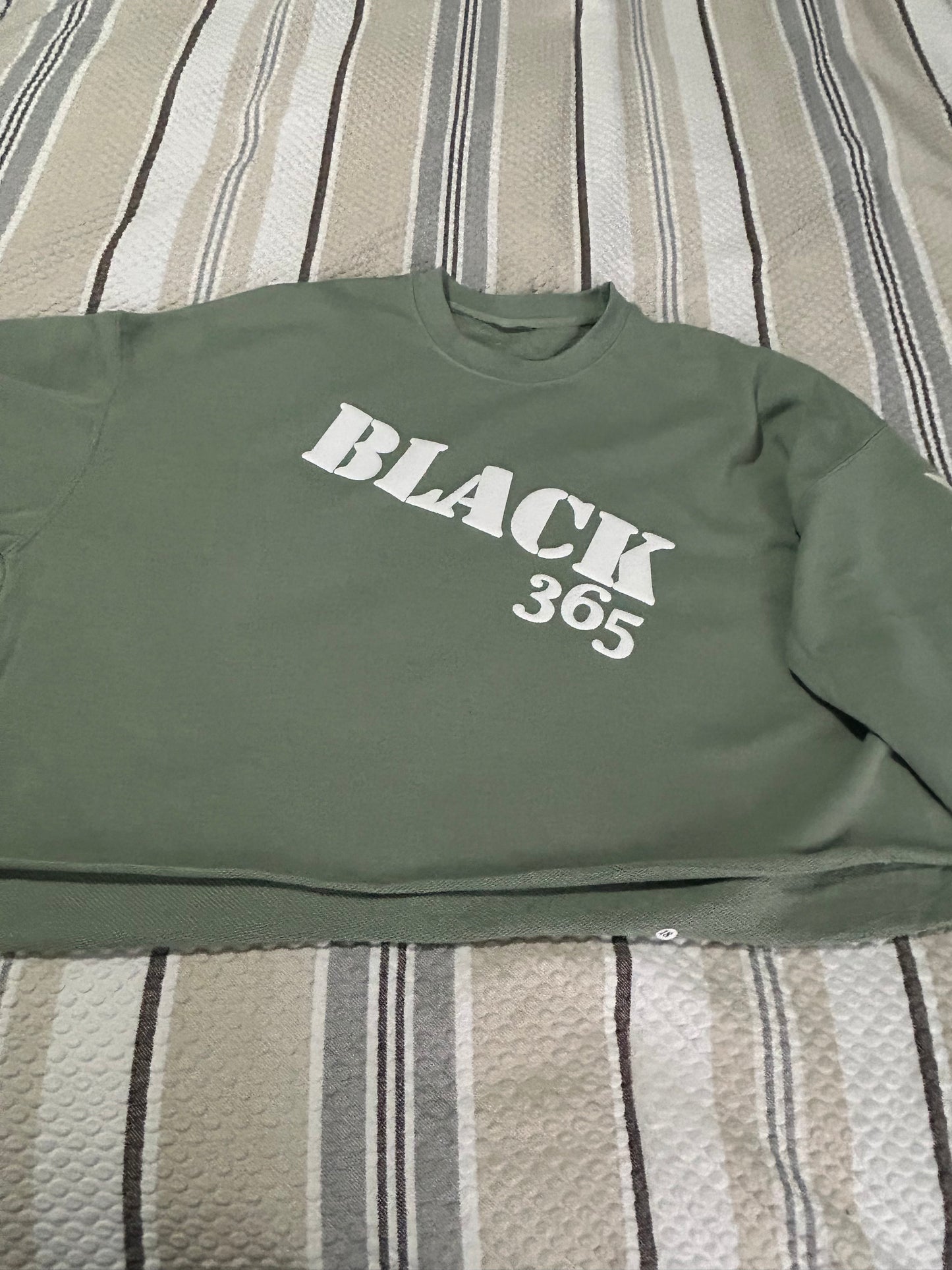 Women’s  Cropped Sweatshirt - Black 365